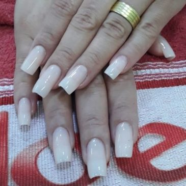 Alongamento em Unhas Acrílicas